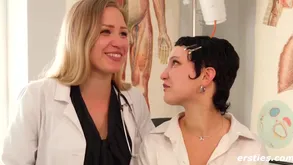 Lesbische Doktorspiele Mit Gabi Und Hannah M