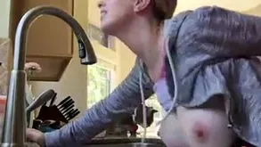 cogen en depress cocina mientras sus hijos juegan