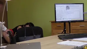 lo dulce inga le da su cuerpo al agente de prestamos para un credito