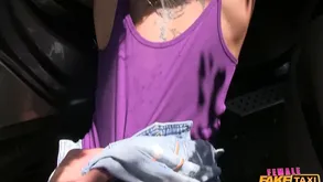 Blonda cougar seduces a prima ballerina schoolgirl take the brush european hansom cab lady decree taxi-cub